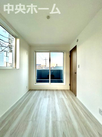 足立区大谷田5丁目新築分譲住宅の洋室|【洋室】快適に過ごす条件は、一人ひとり違います。だからこそ飾り過ぎないシンプルな内装と偏り過ぎないデザインで統一しております。居住していく中でオーナー様だけの【マイホーム】に創り上げて下さい