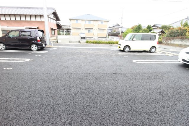 クラージュの駐車場