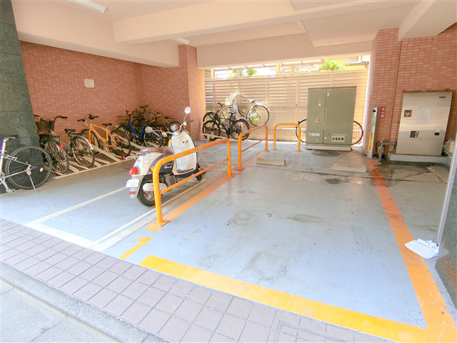 エルドゥーチェ蒲田の駐車場|バイク置き場2台　敷地内駐車場は現在コインパーキングになっています。