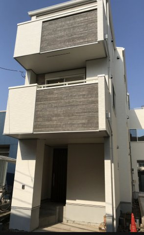 根岸4丁目戸建　F邸の外観|建物1階部分には駐車スペース付き。お車のサイズによっては駐輪も可能です。