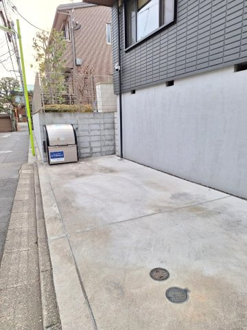 レガーレ明大前の駐車場