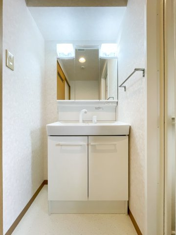 古泉ビルあすなろ六甲の洗面所|広い洗面スペース