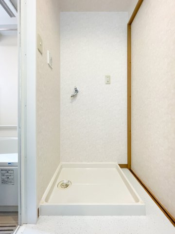 古泉ビルあすなろ六甲の設備|室内洗濯機置き場です