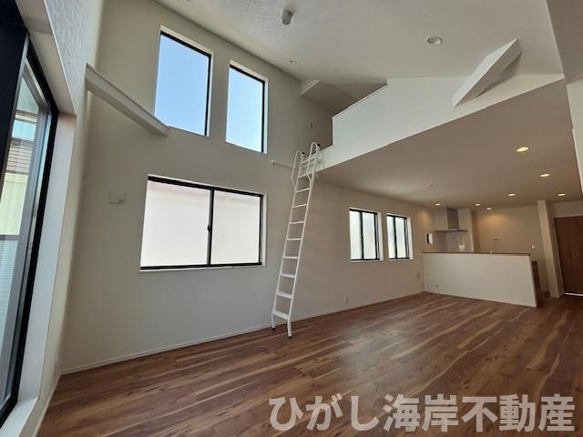 平塚市花水台　新築戸建　全4棟の居間・リビング|20.8帖　開放感のある吹抜のLDK