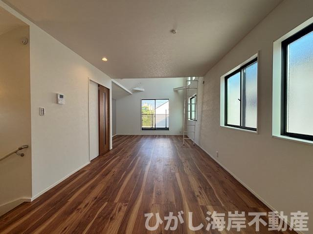 平塚市花水台　新築戸建　全4棟の居間・リビング|20.8帖　開放感のある吹抜のLDK