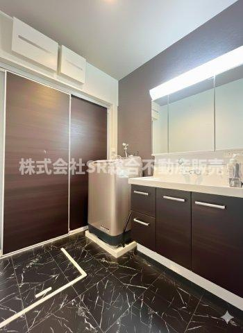 寺前町1丁目中古戸建の脱衣所|室内洗濯機置場もある脱衣場です