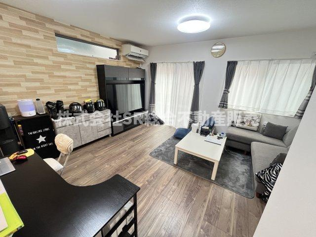 寺前町1丁目中古戸建の居間・リビング|ゆったりとしたリビングです