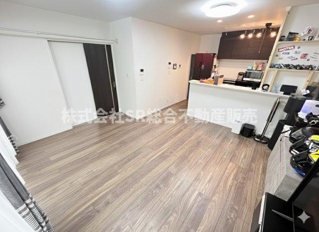 寺前町1丁目中古戸建の居間・リビング|15.3帖のゆったりとしたリビングで家族団らんの時間をお過ごしください！