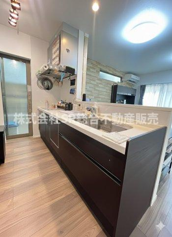 寺前町1丁目中古戸建のキッチン|お掃除とお料理のしやすいIHコンロ、あると嬉しい食洗機も付いてます♪