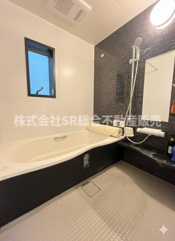 寺前町1丁目中古戸建の浴室|足を伸ばせる浴槽でゆったりと浸かれます！