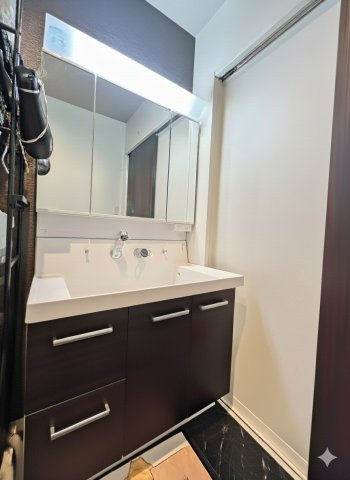 寺前町1丁目中古戸建の独立洗面台|朝の支度にも助かる、独立の洗髪洗面化粧台