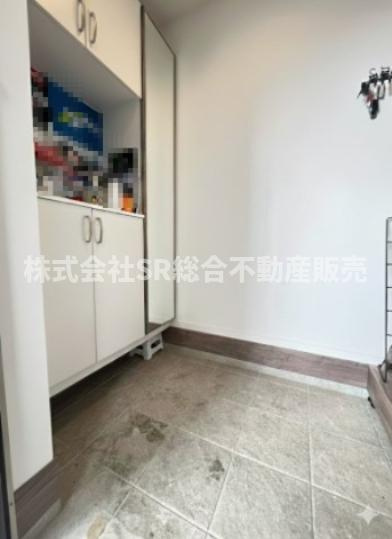 寺前町1丁目中古戸建の玄関|玄関には姿見鏡付きのシューズボックスもございます！