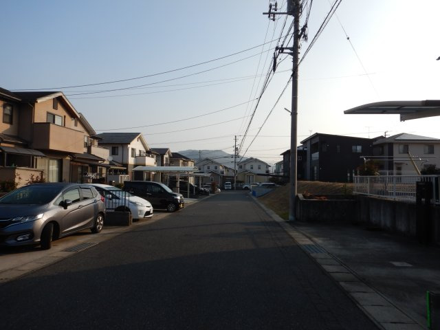 児島小川町　緑が美しい分譲地の前面道路含む現地写真
