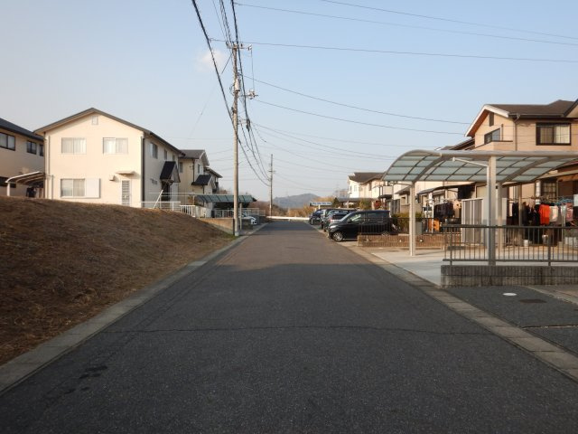 児島小川町　緑が美しい分譲地の前面道路含む現地写真