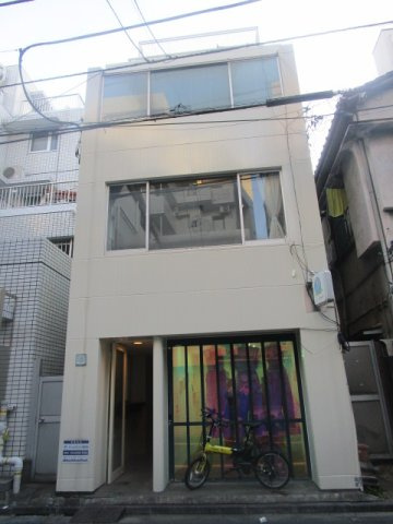 新宿区早稲田鶴巻町のビル