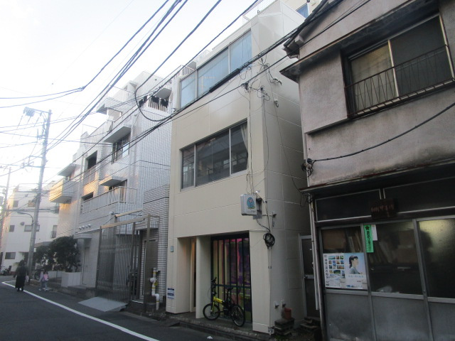 新宿区早稲田鶴巻町のビルの外観
