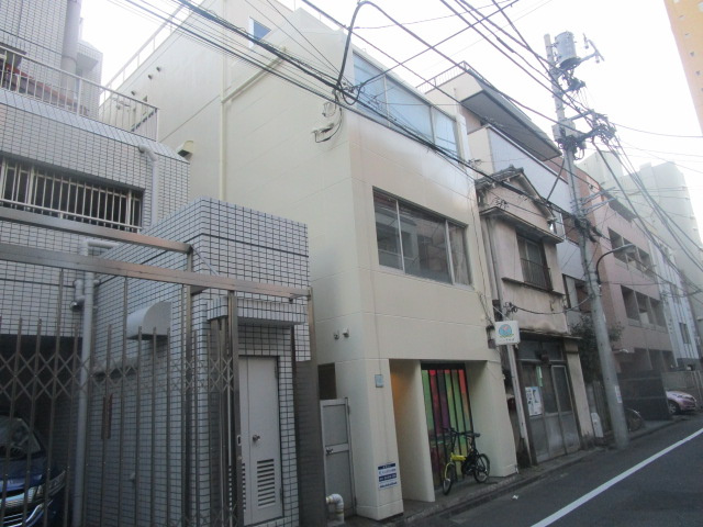 新宿区早稲田鶴巻町のビルの外観