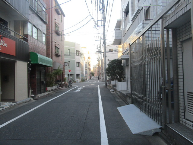 新宿区早稲田鶴巻町のビルの周辺