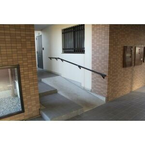 名古屋市北区西味鋺３丁目の賃貸マンションのエントランス