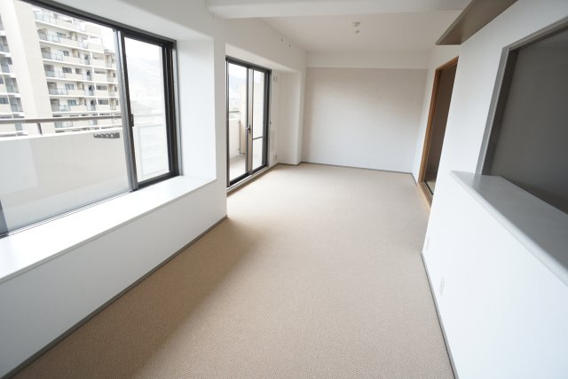 ラ・ビスタ宝塚サウステラス二番館の居間・リビング