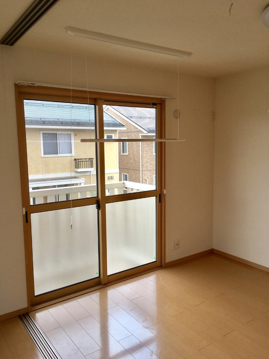 メゾンクオーレ Ｅの居間・リビング|室内物干