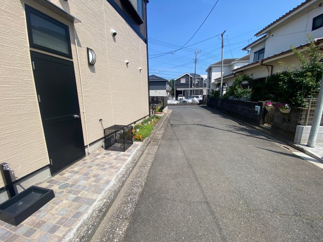 祝　成約済み　八王子市　中野町　新築戸建ての前面道路含む現地写真|～仲介手数料無料☆八王子ひなた不動産～八王子市中野町　新築戸建て
