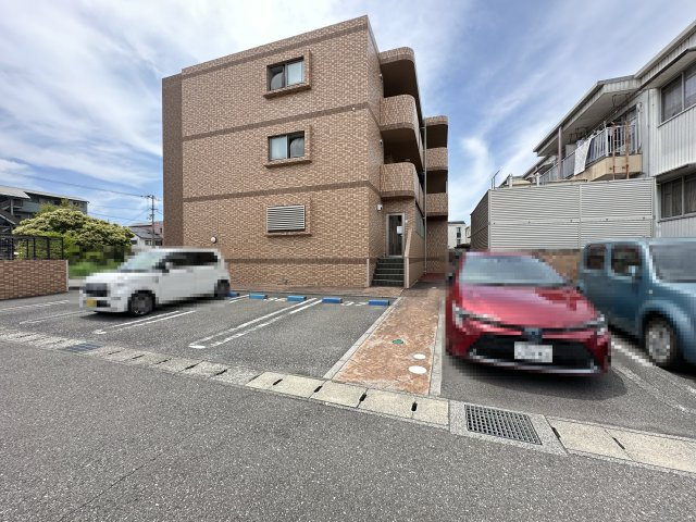 マリベールTANOUCHIⅡ番館の駐車場