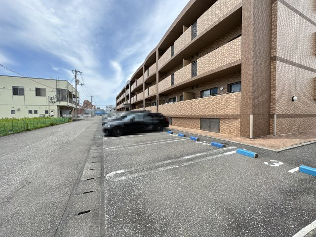 マリベールTANOUCHIⅡ番館の駐車場