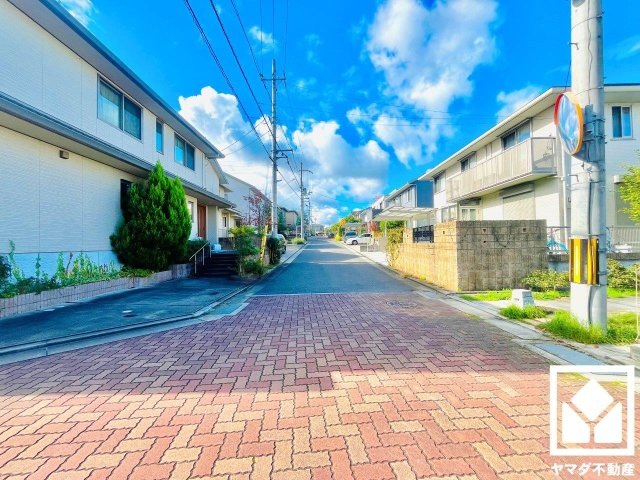 京田辺市同志社山手１丁目の前面道路含む現地写真
