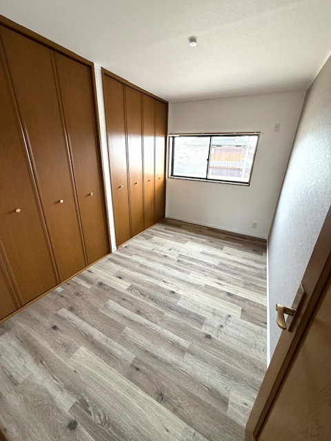 西区玉津町出合の洋室