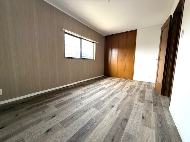 西区玉津町出合の洋室