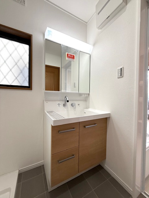 西区玉津町出合の独立洗面台