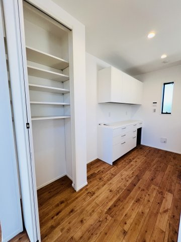 茅ヶ崎市南湖4丁目B棟　トラストヴィラ～プレミアムシリーズの収納|リビングにも収納があるので大事な書類や生活用品を隠せます！
空間をスッキリ見せることが可能◎