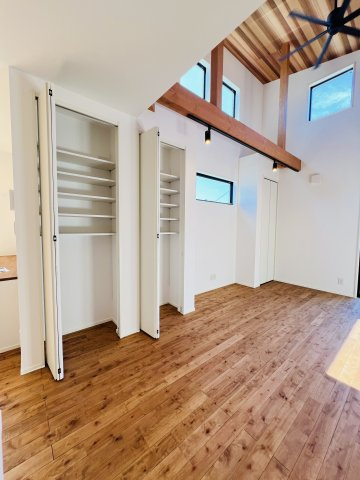 茅ヶ崎市南湖4丁目B棟　トラストヴィラ～プレミアムシリーズの収納|リビングにも収納があるので大事な書類や生活用品を隠せます！
空間をスッキリ見せることが可能◎