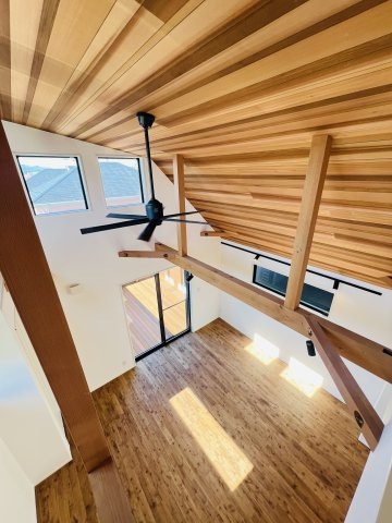 茅ヶ崎市南湖4丁目B棟　トラストヴィラ～プレミアムシリーズの内装|勾配天井にシーリングファンが部屋のアクセントに◎