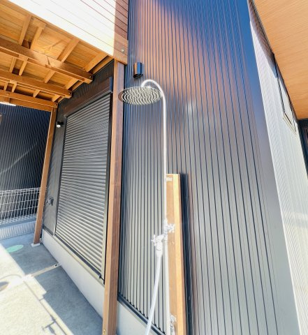 茅ヶ崎市南湖4丁目B棟　トラストヴィラ～プレミアムシリーズの設備|A棟・B棟どちらにも屋外シャワー付き
