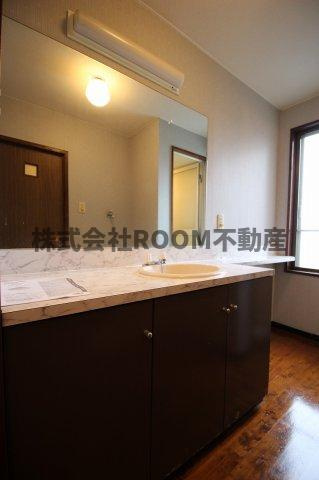 都城市一万城町の賃貸マンションの独立洗面台|朝の支度にも助かる、独立の洗髪洗面化粧台