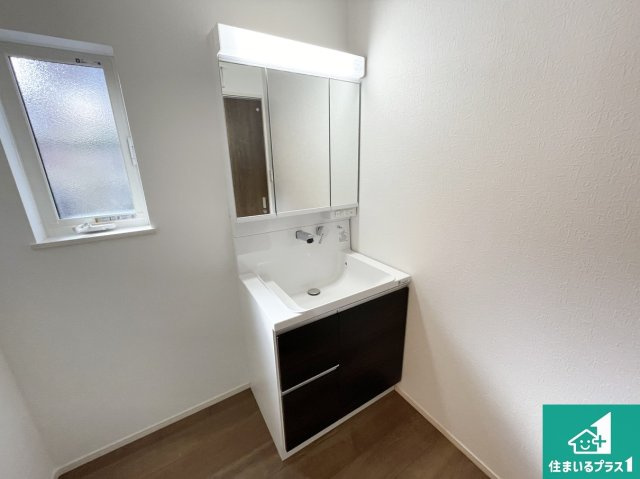 川辺郡猪名川町白金　第2期　新築一戸建ての独立洗面台|清潔感のある洗面台です。フラットな鏡は掃除がしやすく毎日清潔！鏡裏には収納があるのでスッキリとした洗面台が保てます。