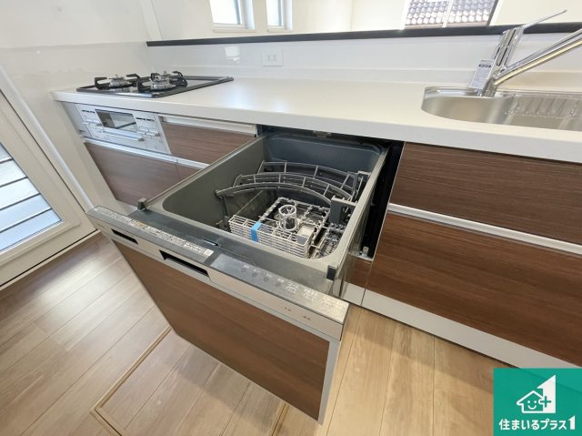 川辺郡猪名川町白金　第2期　新築一戸建ての設備|食事後の一仕事、食器洗いをボタン一つでお任せできちゃいます！場所を取らないビルトイン式なので、お料理スペースもしっかり確保！