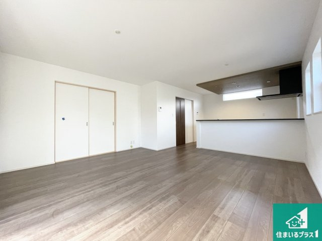 川辺郡猪名川町白金　第2期　新築一戸建ての居間・リビング|日当たり良好の明るいリビングで朝の目覚めもスッキリできそう！対面キッチンでご家族のコミュニケーションも自然と増える設計！小さなお子様が遊ぶスペースを作っても広々とくつろげるLDK！