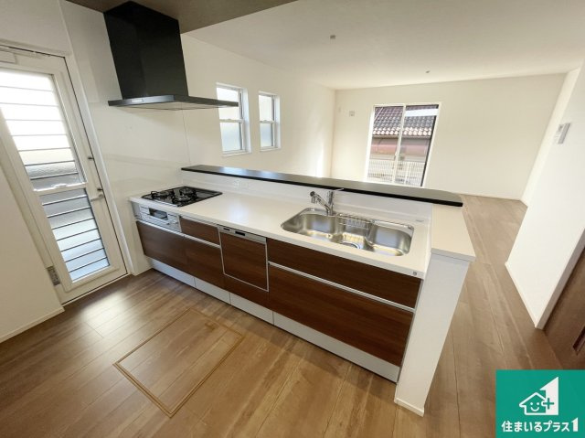 川辺郡猪名川町白金　第2期　新築一戸建てのキッチン|子供を見守りながらお料理が出来るため家族のコミュニケーションか増えます♪スペースが広く確保されている為お子様が大きくなったときは一緒に料理を楽しめます♪