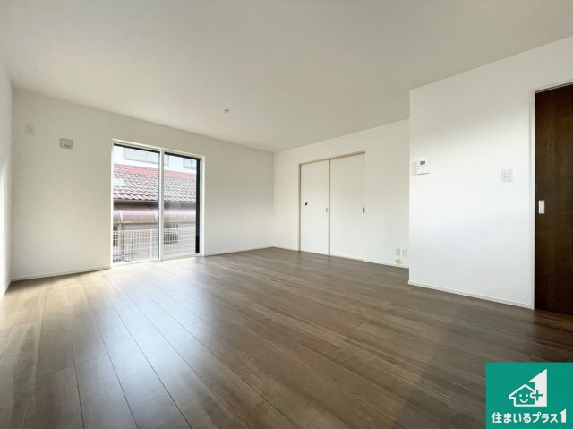 川辺郡猪名川町白金　第2期　新築一戸建ての居間・リビング|リビングと統一感があり、使い勝手のいいキッチン。広々としているので、二人並んで作業が出来ちゃいます。お子様と一緒に色々なお料理に挑戦できるスペースがあります。