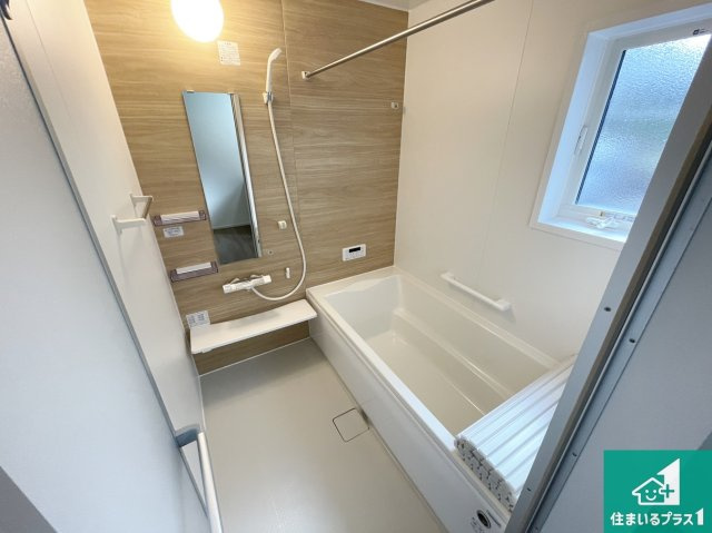 川辺郡猪名川町白金　第2期　新築一戸建ての浴室|足をゆったり伸ばして寛げる浴槽です。窓が設けられていますので差し込む光が明るく穏やかな雰囲気にしてくれます♪浴室乾燥機も設置しているので、雨の日の洗濯物も安心です♪