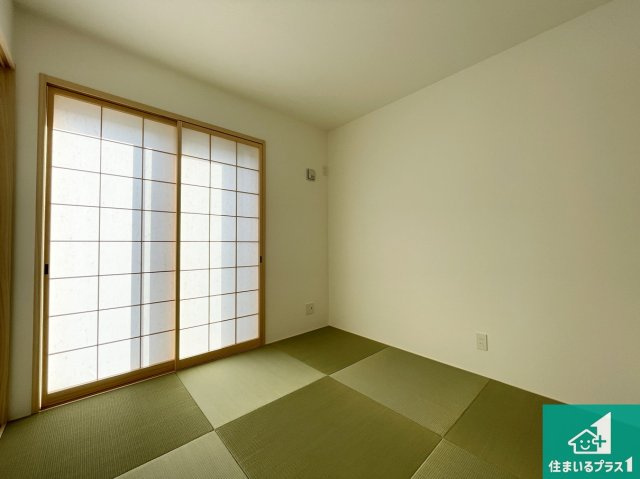 川辺郡猪名川町白金　第2期　新築一戸建ての和室|一室あると便利な和室は客間としてだけでなく、小さなお子様のプレイルームや食後のくつろぎスペースとしてもご利用いただけます。収納もついていますので大活躍間違いなし！