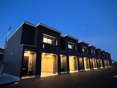 【エントランス】 | ガレージハウス・ヒューゴ | 外観写真（夜）