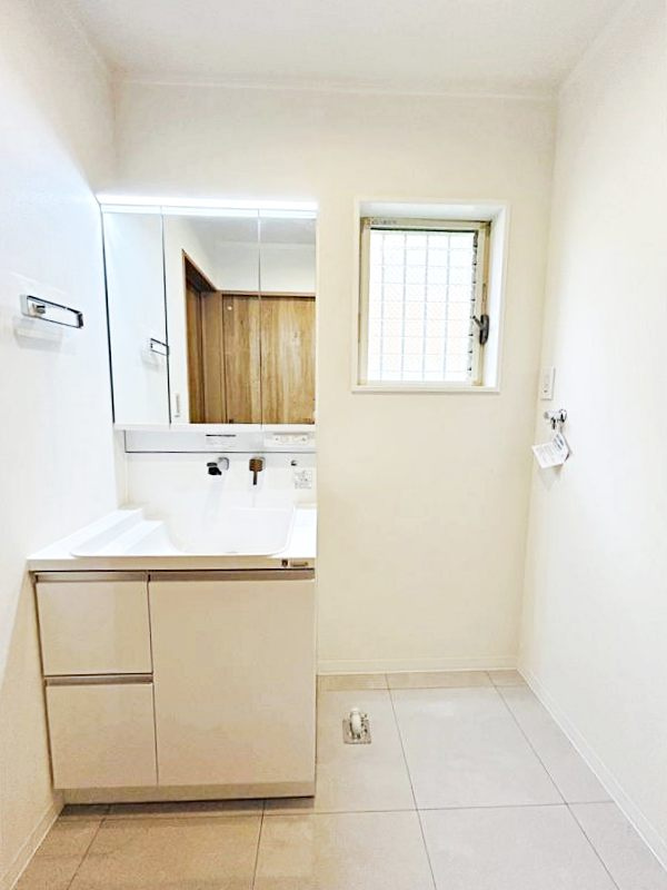 横浜市西区境之谷戸建②の独立洗面台|独立洗面台、朝の身支度には欠かせません