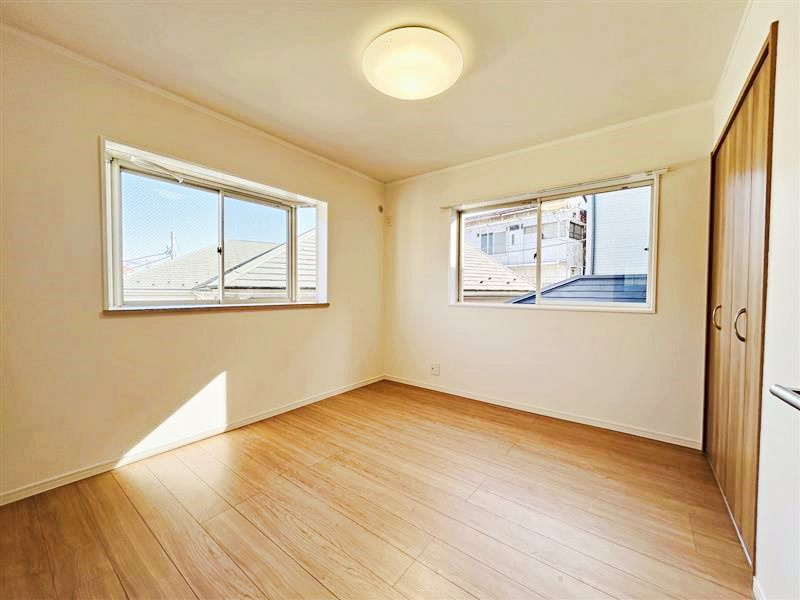 横浜市西区境之谷戸建②の洋室|明るい洋室です