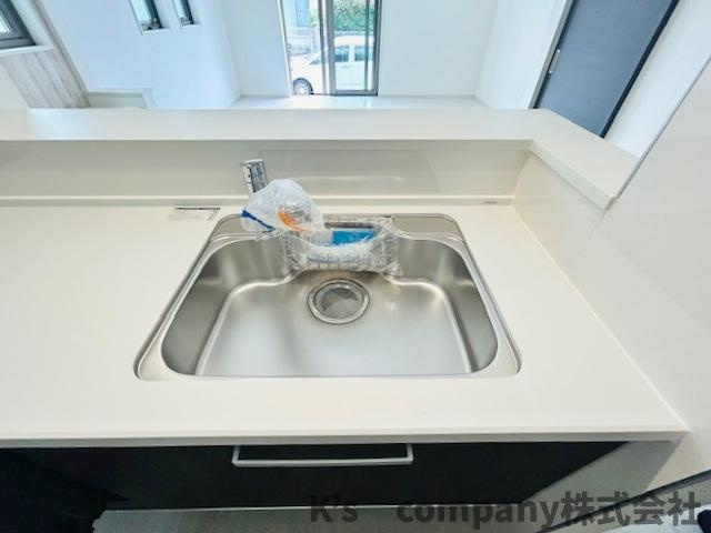 茅ヶ崎市柳島2丁目　新築戸建　1号棟のキッチン|扱いやすいステンレス素材のシンク◇