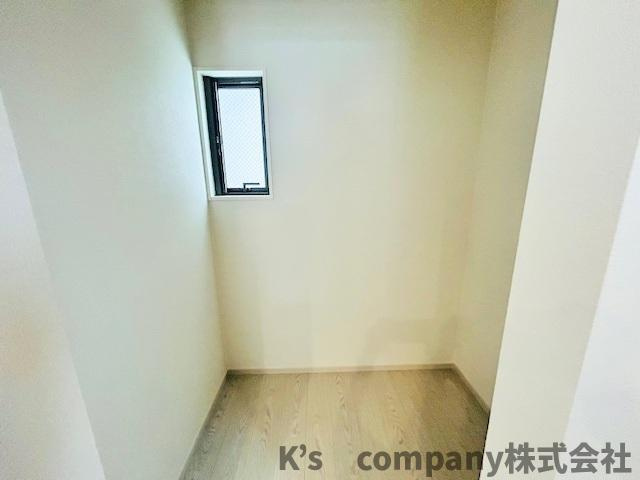 茅ヶ崎市柳島2丁目　新築戸建　1号棟の収納|キッチンの奥側にはパントリー♪お好きなレイアウトをイメージできます☆