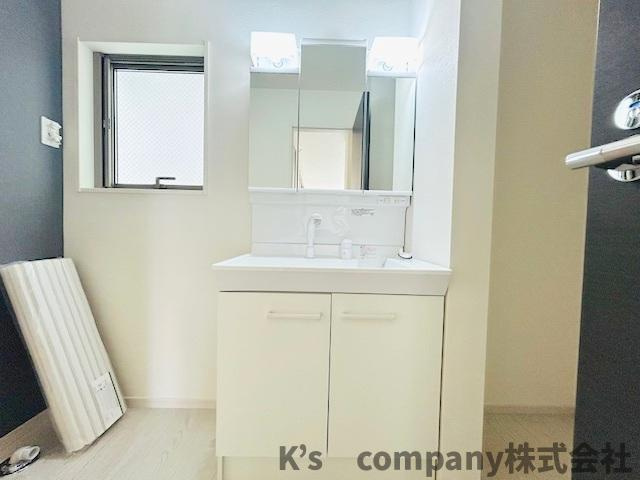 茅ヶ崎市柳島2丁目　新築戸建　1号棟の独立洗面台|三面鏡の内側には小物収納が充実しています◇